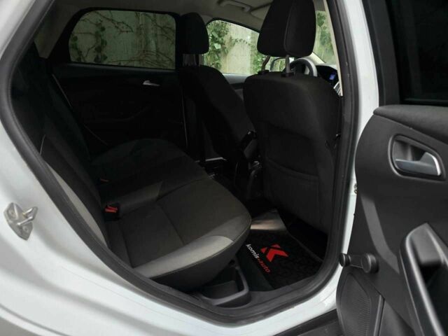 Белый Форд Фокус, объемом двигателя 1 л и пробегом 274 тыс. км за 6199 $, фото 16 на Automoto.ua