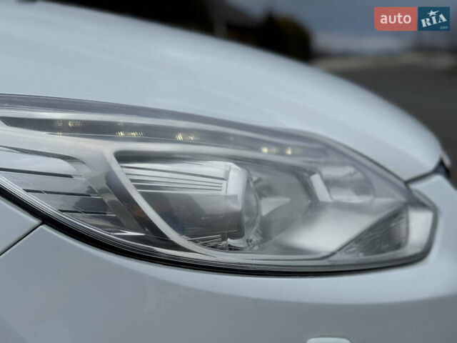 Белый Форд Фокус, объемом двигателя 1.6 л и пробегом 258 тыс. км за 8890 $, фото 6 на Automoto.ua