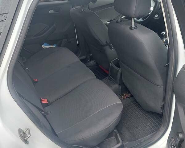 Белый Форд Фокус, объемом двигателя 1.56 л и пробегом 395 тыс. км за 7500 $, фото 16 на Automoto.ua