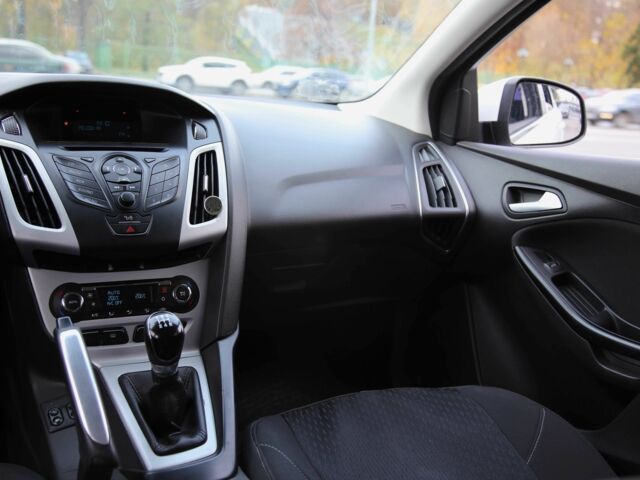 Форд Фокус 2013 в Харькове на Automoto.ua Белый Форд Фокус, объемом двигателя 1 л и пробегом 171 тыс. км за 7200 $, фото 12 на Automoto.ua