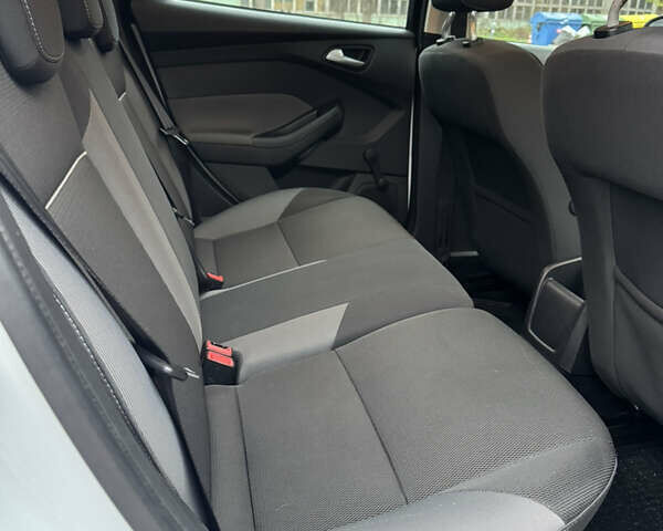 Белый Форд Фокус, объемом двигателя 1.6 л и пробегом 201 тыс. км за 8000 $, фото 5 на Automoto.ua