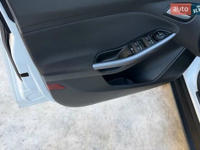 Білий Форд Фокус, об'ємом двигуна 1.6 л та пробігом 241 тис. км за 7950 $, фото 45 на Automoto.ua