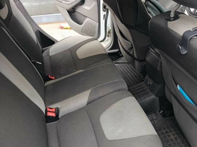 Белый Форд Фокус, объемом двигателя 1.6 л и пробегом 313 тыс. км за 7800 $, фото 7 на Automoto.ua