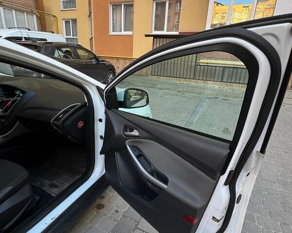 Белый Форд Фокус, объемом двигателя 1 л и пробегом 153 тыс. км за 5900 $, фото 6 на Automoto.ua