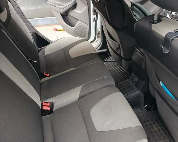 Белый Форд Фокус, объемом двигателя 1.6 л и пробегом 133 тыс. км за 7800 $, фото 7 на Automoto.ua