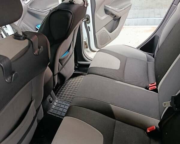 Белый Форд Фокус, объемом двигателя 1.6 л и пробегом 133 тыс. км за 7800 $, фото 6 на Automoto.ua