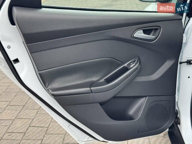 Белый Форд Фокус, объемом двигателя 1.6 л и пробегом 258 тыс. км за 8890 $, фото 63 на Automoto.ua