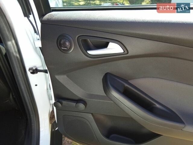 Белый Форд Фокус, объемом двигателя 1 л и пробегом 28 тыс. км за 10000 $, фото 12 на Automoto.ua