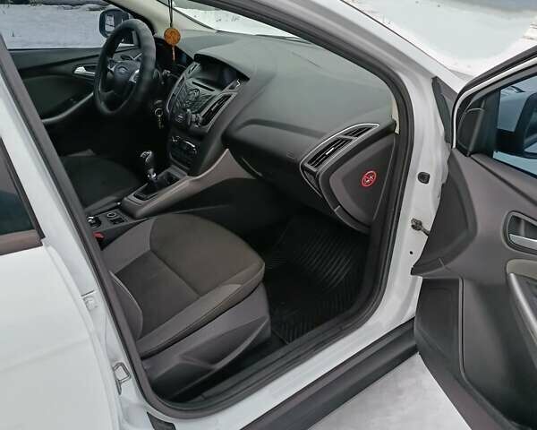 Белый Форд Фокус, объемом двигателя 1.6 л и пробегом 222 тыс. км за 7500 $, фото 11 на Automoto.ua