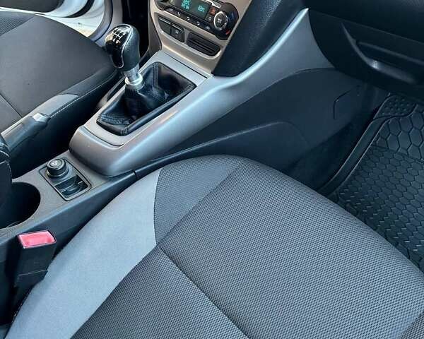 Белый Форд Фокус, объемом двигателя 1.56 л и пробегом 247 тыс. км за 7950 $, фото 38 на Automoto.ua