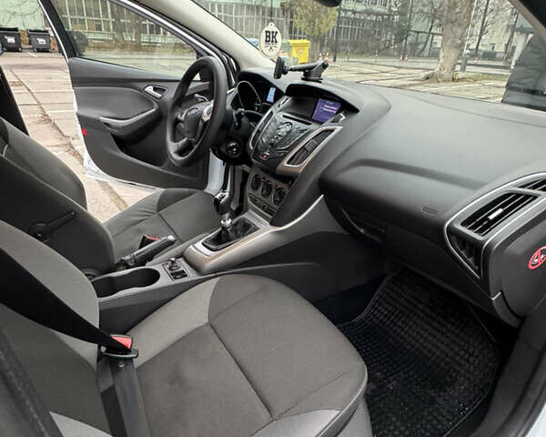 Белый Форд Фокус, объемом двигателя 1.6 л и пробегом 201 тыс. км за 8000 $, фото 11 на Automoto.ua