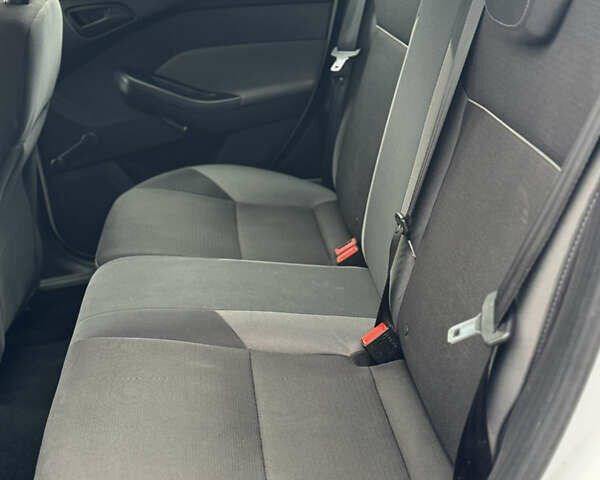 Белый Форд Фокус, объемом двигателя 1.6 л и пробегом 174 тыс. км за 8200 $, фото 14 на Automoto.ua