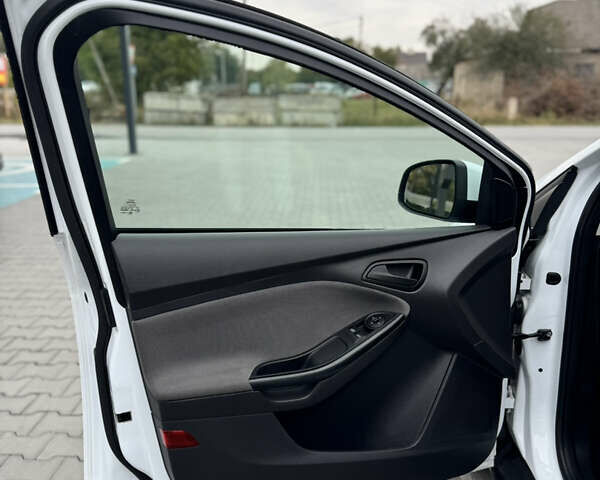 Белый Форд Фокус, объемом двигателя 1.6 л и пробегом 174 тыс. км за 8200 $, фото 16 на Automoto.ua