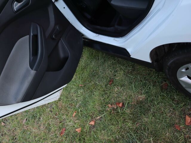 Белый Форд Фокус, объемом двигателя 1.6 л и пробегом 219 тыс. км за 6950 $, фото 4 на Automoto.ua