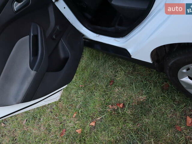 Белый Форд Фокус, объемом двигателя 1.6 л и пробегом 219 тыс. км за 6950 $, фото 4 на Automoto.ua