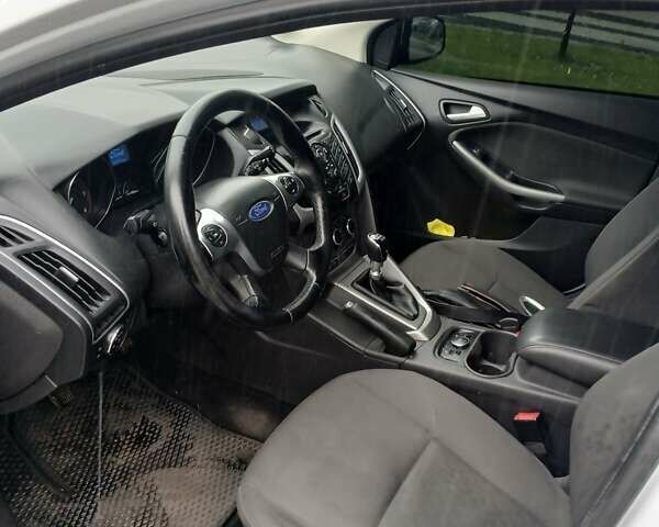 Форд Фокус 2014 в Киеве на Automoto.ua Белый Форд Фокус, объемом двигателя 1.6 л и пробегом 310 тыс. км за 7200 $, фото 13 на Automoto.ua