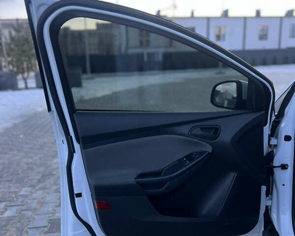 Белый Форд Фокус, объемом двигателя 1.6 л и пробегом 174 тыс. км за 7900 $, фото 24 на Automoto.ua