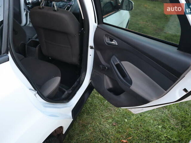 Белый Форд Фокус, объемом двигателя 1.6 л и пробегом 219 тыс. км за 6950 $, фото 8 на Automoto.ua