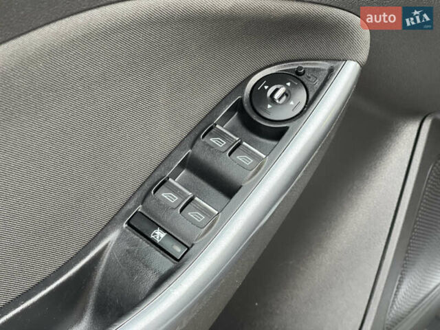 Белый Форд Фокус, объемом двигателя 1.6 л и пробегом 219 тыс. км за 8750 $, фото 26 на Automoto.ua