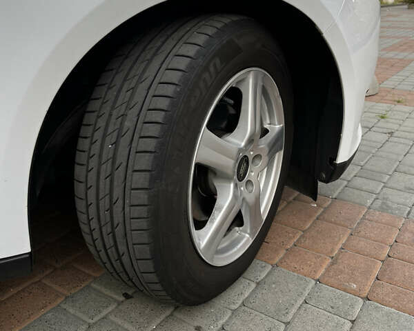 Белый Форд Фокус, объемом двигателя 1.5 л и пробегом 218 тыс. км за 10200 $, фото 10 на Automoto.ua