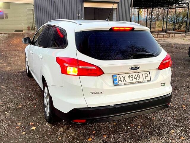 Форд Фокус 2015 у Харкові на Automoto.ua Білий Форд Фокус, об'ємом двигуна 1 л та пробігом 200 тис. км за 7000 $, фото 4 на Automoto.ua