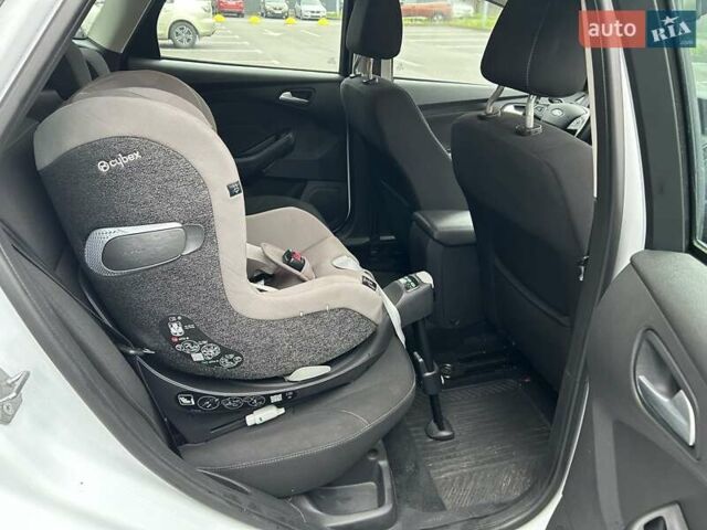 Белый Форд Фокус, объемом двигателя 1 л и пробегом 169 тыс. км за 8700 $, фото 15 на Automoto.ua