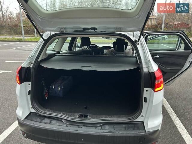 Белый Форд Фокус, объемом двигателя 1 л и пробегом 169 тыс. км за 8700 $, фото 17 на Automoto.ua