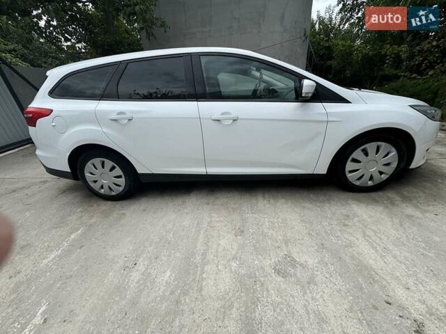 Білий Форд Фокус, об'ємом двигуна 1 л та пробігом 100 тис. км за 5500 $, фото 1 на Automoto.ua