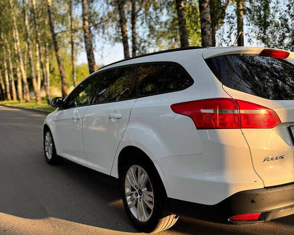 Белый Форд Фокус, объемом двигателя 1 л и пробегом 170 тыс. км за 7000 $, фото 9 на Automoto.ua