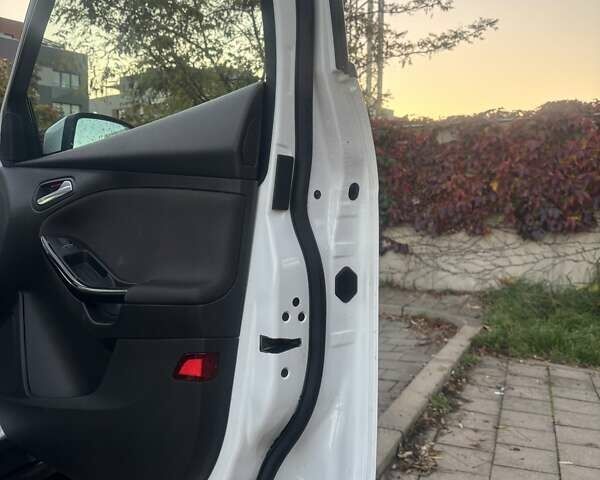 Білий Форд Фокус, об'ємом двигуна 1.5 л та пробігом 275 тис. км за 8500 $, фото 9 на Automoto.ua