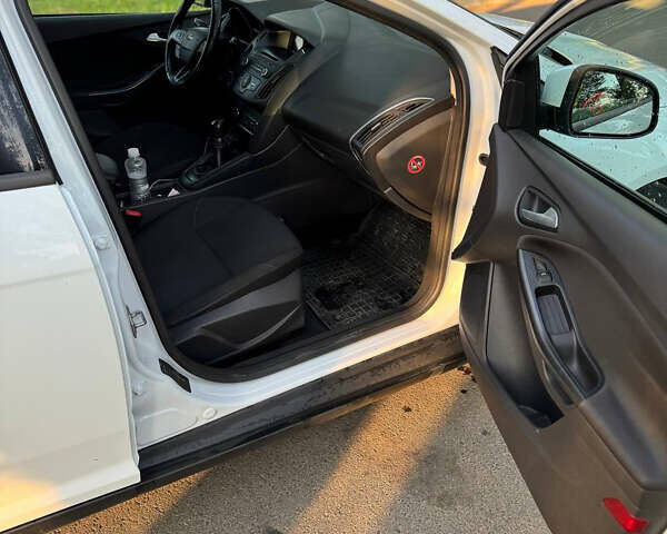 Белый Форд Фокус, объемом двигателя 1 л и пробегом 170 тыс. км за 7000 $, фото 8 на Automoto.ua