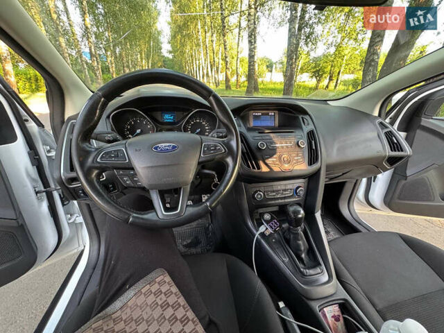Белый Форд Фокус, объемом двигателя 1 л и пробегом 170 тыс. км за 7000 $, фото 12 на Automoto.ua