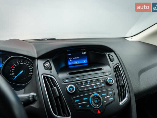 Белый Форд Фокус, объемом двигателя 1 л и пробегом 207 тыс. км за 8333 $, фото 13 на Automoto.ua