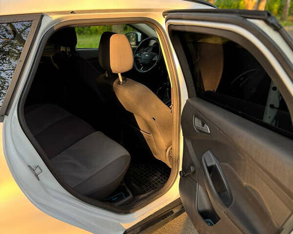 Белый Форд Фокус, объемом двигателя 1 л и пробегом 170 тыс. км за 7000 $, фото 7 на Automoto.ua