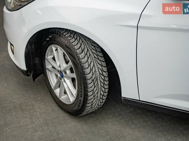 Белый Форд Фокус, объемом двигателя 1 л и пробегом 207 тыс. км за 8333 $, фото 7 на Automoto.ua