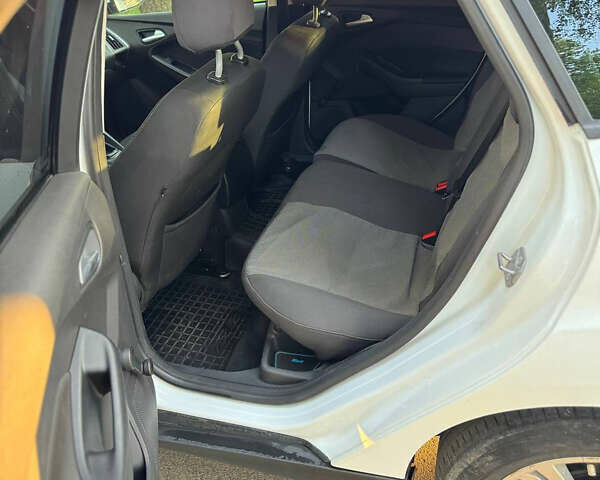 Белый Форд Фокус, объемом двигателя 1 л и пробегом 170 тыс. км за 7000 $, фото 4 на Automoto.ua