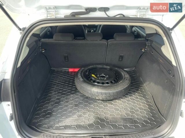 Белый Форд Фокус, объемом двигателя 1.6 л и пробегом 174 тыс. км за 8200 $, фото 13 на Automoto.ua