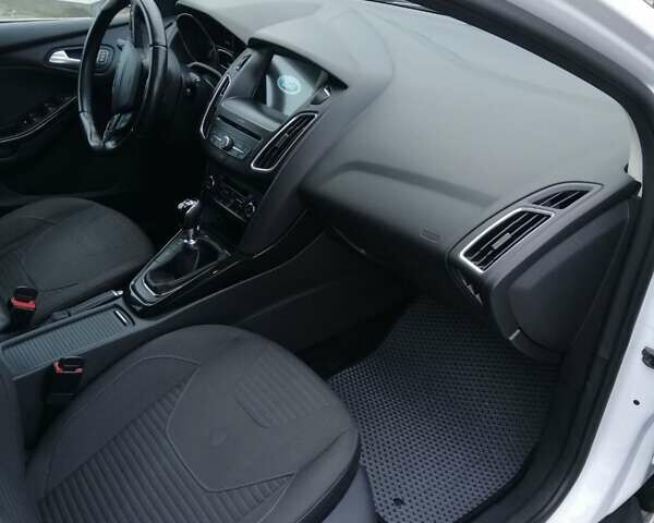 Белый Форд Фокус, объемом двигателя 2 л и пробегом 260 тыс. км за 14300 $, фото 3 на Automoto.ua