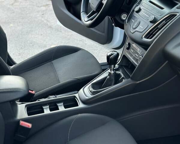 Белый Форд Фокус, объемом двигателя 1 л и пробегом 83 тыс. км за 7400 $, фото 16 на Automoto.ua