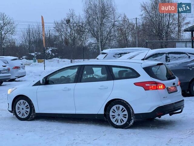Белый Форд Фокус, объемом двигателя 1.5 л и пробегом 160 тыс. км за 10200 $, фото 2 на Automoto.ua