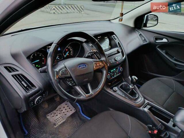 Білий Форд Фокус, об'ємом двигуна 2 л та пробігом 174 тис. км за 8700 $, фото 2 на Automoto.ua