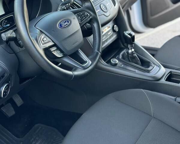 Белый Форд Фокус, объемом двигателя 1 л и пробегом 83 тыс. км за 7400 $, фото 17 на Automoto.ua