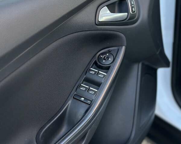 Белый Форд Фокус, объемом двигателя 1 л и пробегом 83 тыс. км за 7400 $, фото 14 на Automoto.ua