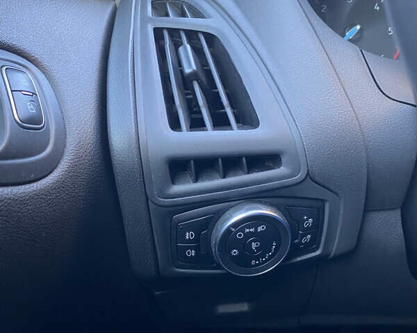 Белый Форд Фокус, объемом двигателя 1.5 л и пробегом 210 тыс. км за 10350 $, фото 10 на Automoto.ua