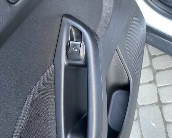 Белый Форд Фокус, объемом двигателя 1.5 л и пробегом 210 тыс. км за 10350 $, фото 15 на Automoto.ua