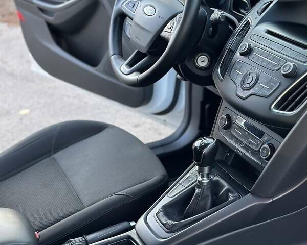 Белый Форд Фокус, объемом двигателя 1 л и пробегом 83 тыс. км за 7400 $, фото 15 на Automoto.ua