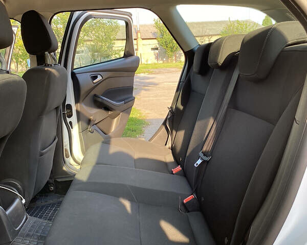 Белый Форд Фокус, объемом двигателя 1 л и пробегом 226 тыс. км за 6600 $, фото 16 на Automoto.ua