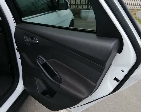 Белый Форд Фокус, объемом двигателя 2 л и пробегом 260 тыс. км за 14300 $, фото 6 на Automoto.ua