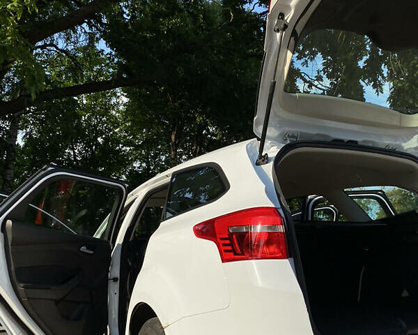 Білий Форд Фокус, об'ємом двигуна 1 л та пробігом 226 тис. км за 7500 $, фото 6 на Automoto.ua