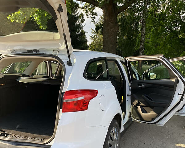 Белый Форд Фокус, объемом двигателя 1 л и пробегом 226 тыс. км за 6600 $, фото 7 на Automoto.ua